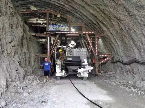 濕噴機(jī)施工