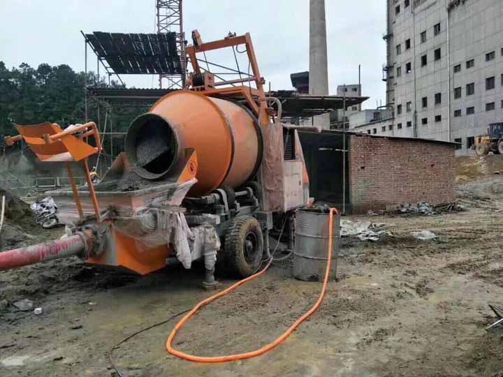 攪拌拖泵施工現(xiàn)場(chǎng)圖2 攪拌拖泵施工現(xiàn)場(chǎng)圖2