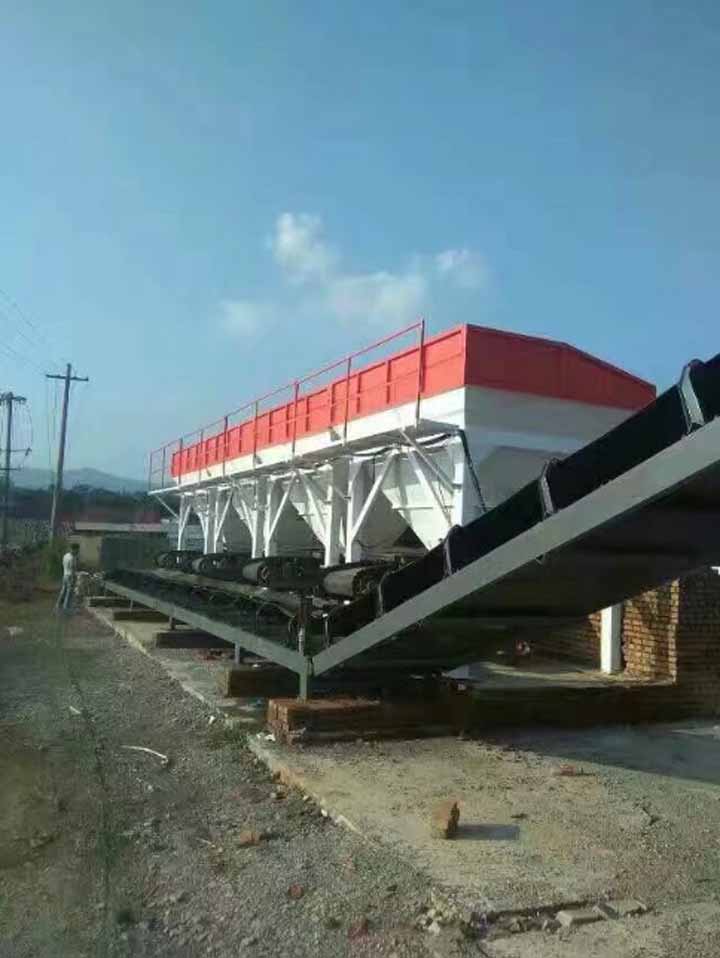 穩(wěn)定土拌合站施工現(xiàn)場圖4 穩(wěn)定土拌合站施工現(xiàn)場圖4