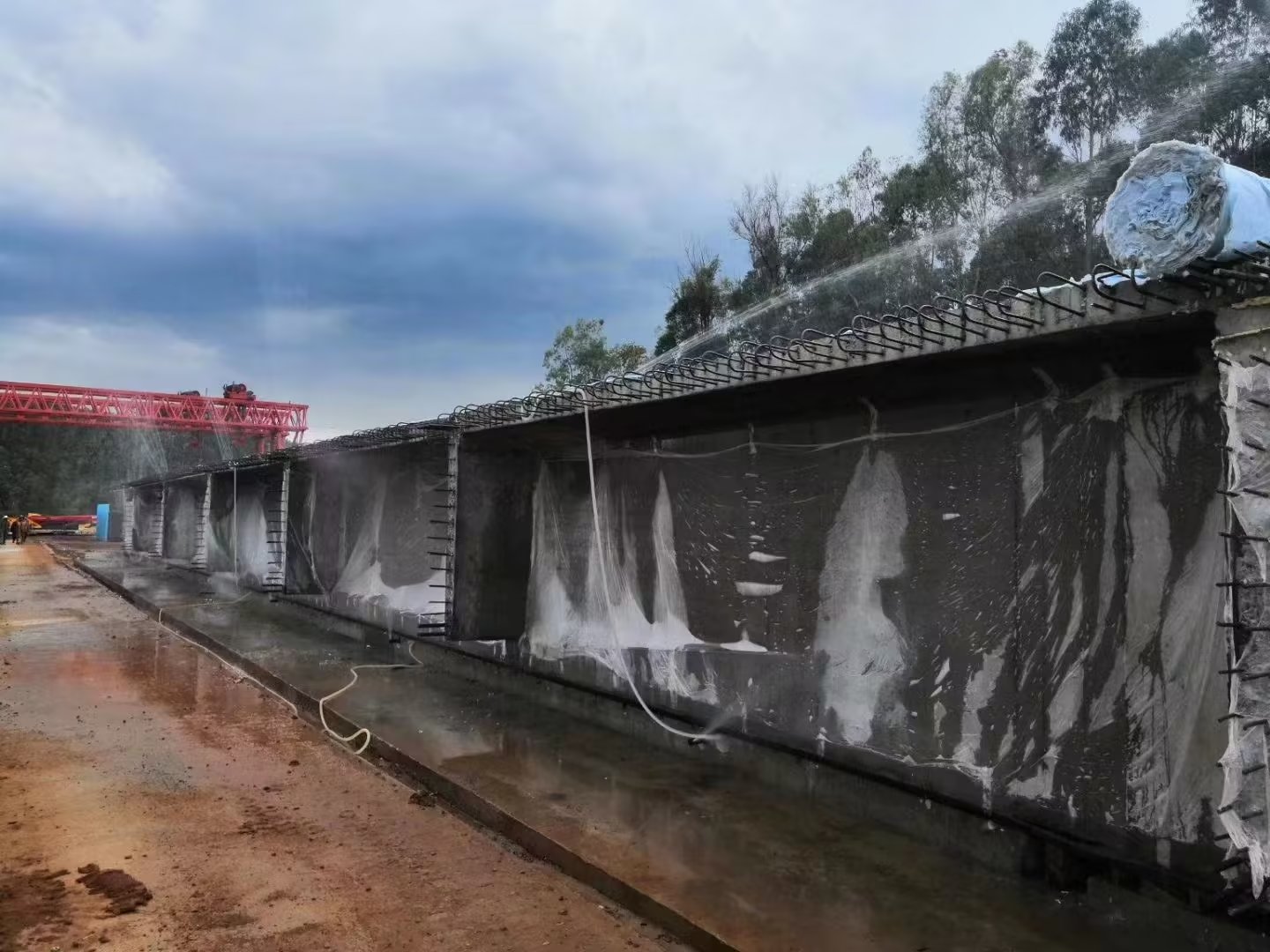 布料機(jī)、大型布料機(jī)、行走式布料機(jī)、圓筒布料機(jī)、行走式液壓布料機(jī)、移動(dòng)式液壓布料機(jī)、電動(dòng)布料機(jī)、手動(dòng)布料機(jī)、梁場專用液壓布料機(jī)